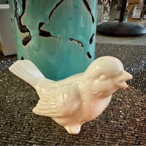 Vintage farmhouse chic porcelain bird 10.19A